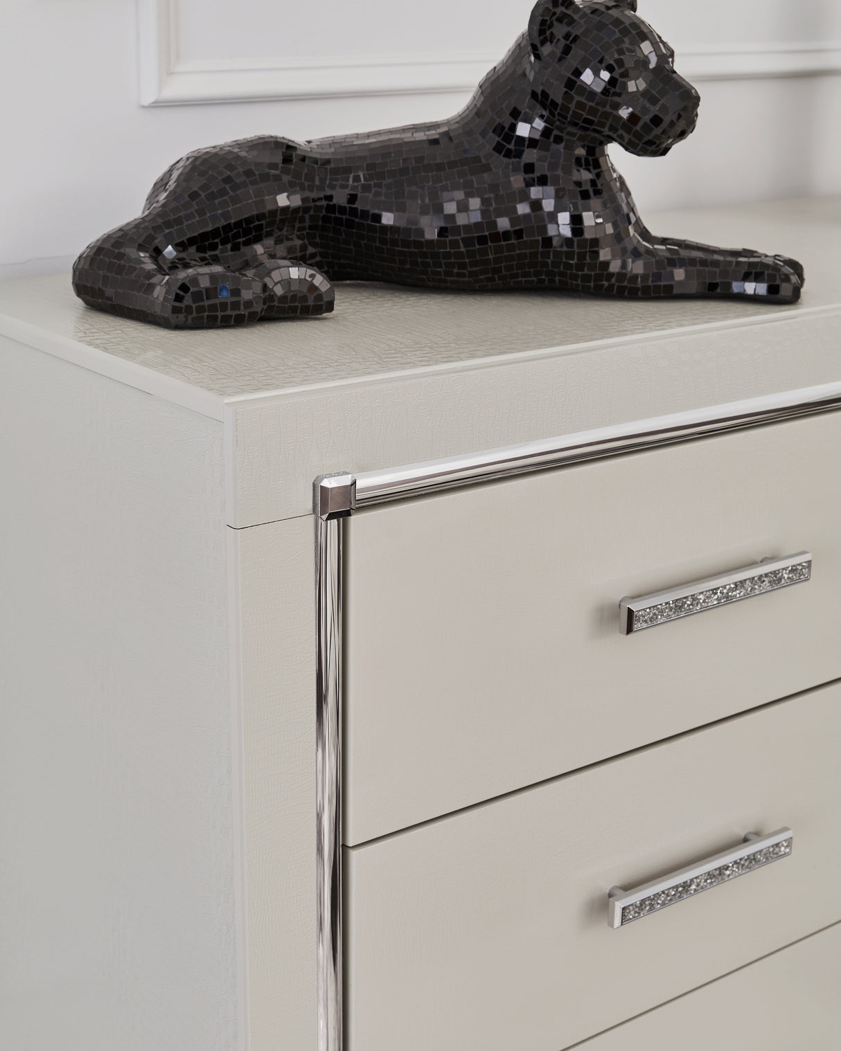 Zyniden Full Panel Bed and Dresser