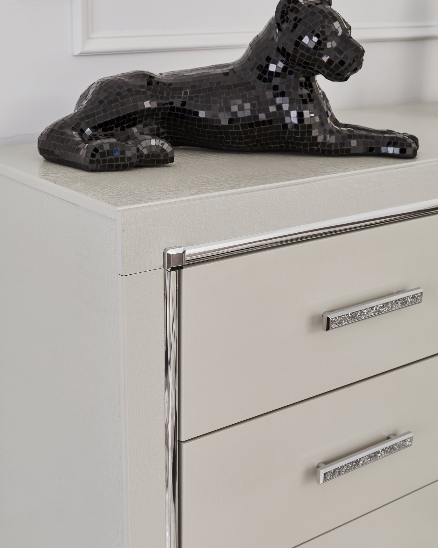 Zyniden Full Panel Bed and Dresser