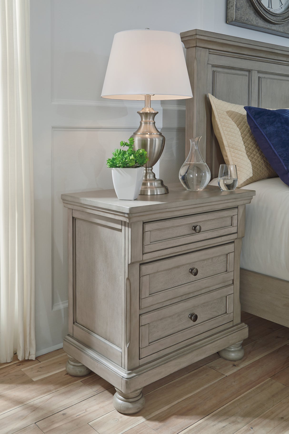 Lettner King Panel Bed, Chest and 2 Nightstands
