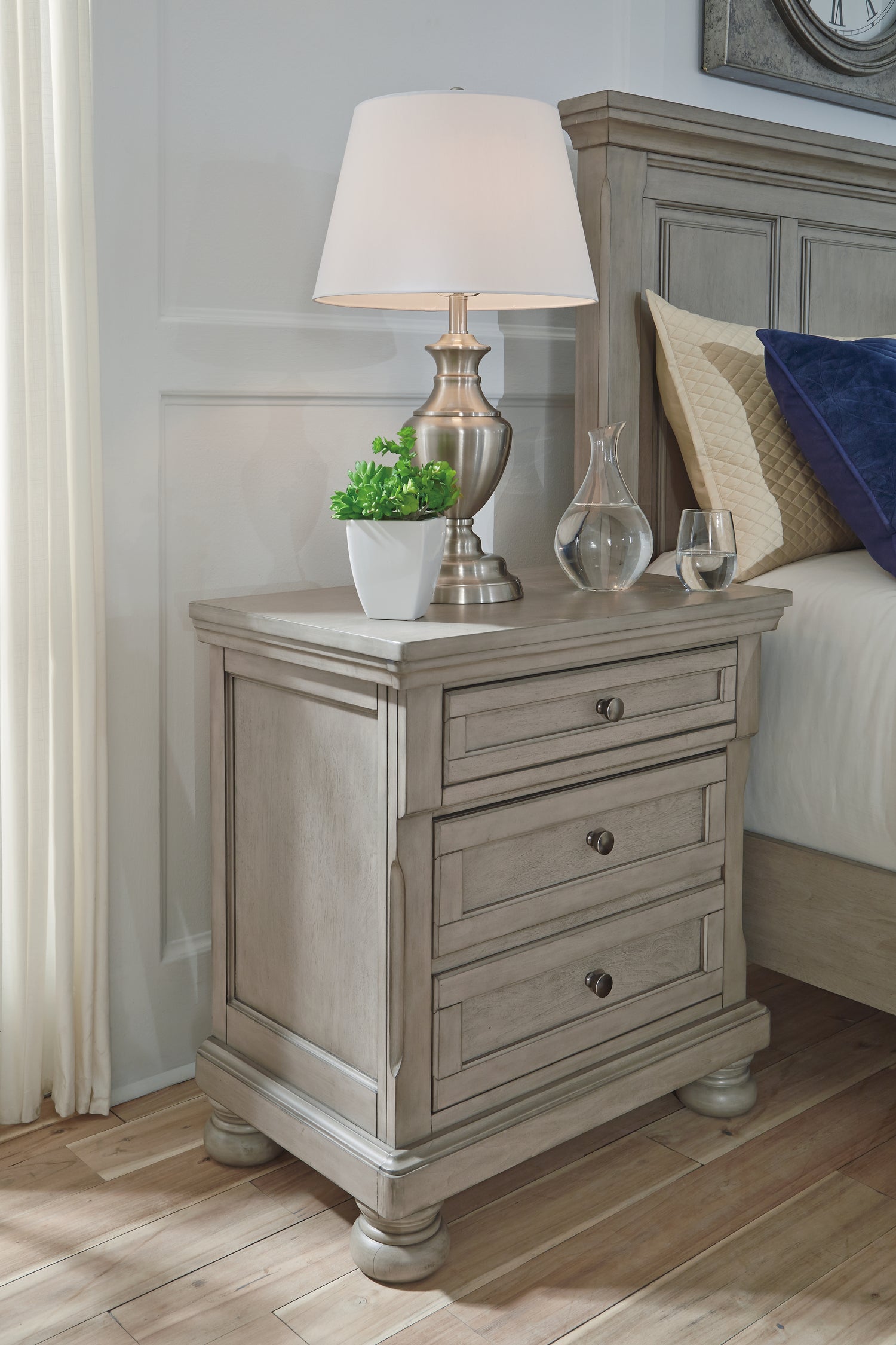 Lettner King Panel Bed with Dresser, Mirror and Nightstand