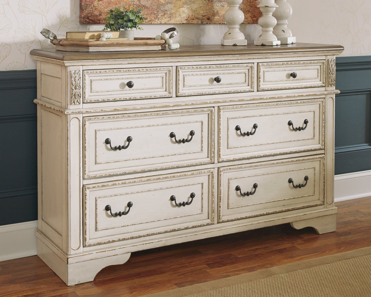 Realyn King Panel Bed, Dresser, Chest and 2 Nightstands