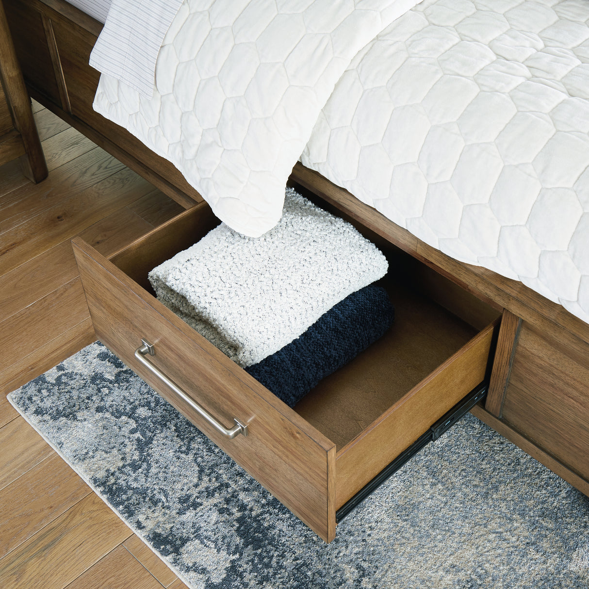 Cabalynn King Panel Bed with Storage