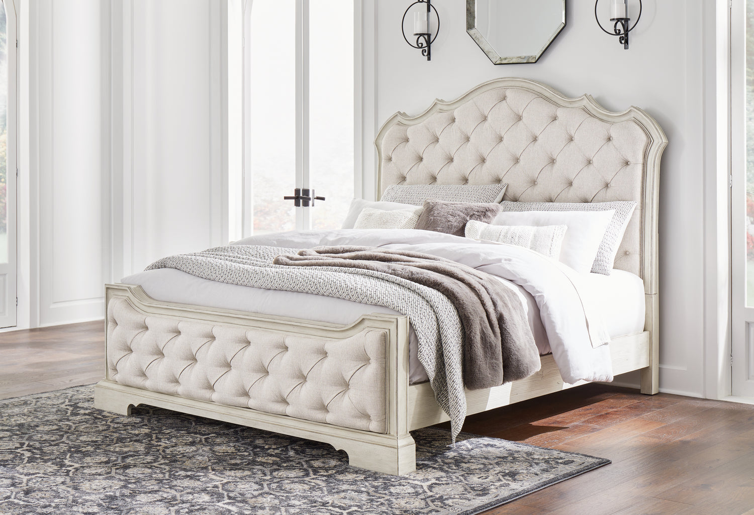 Arlendyne King Panel Bed and 2 Nightstands