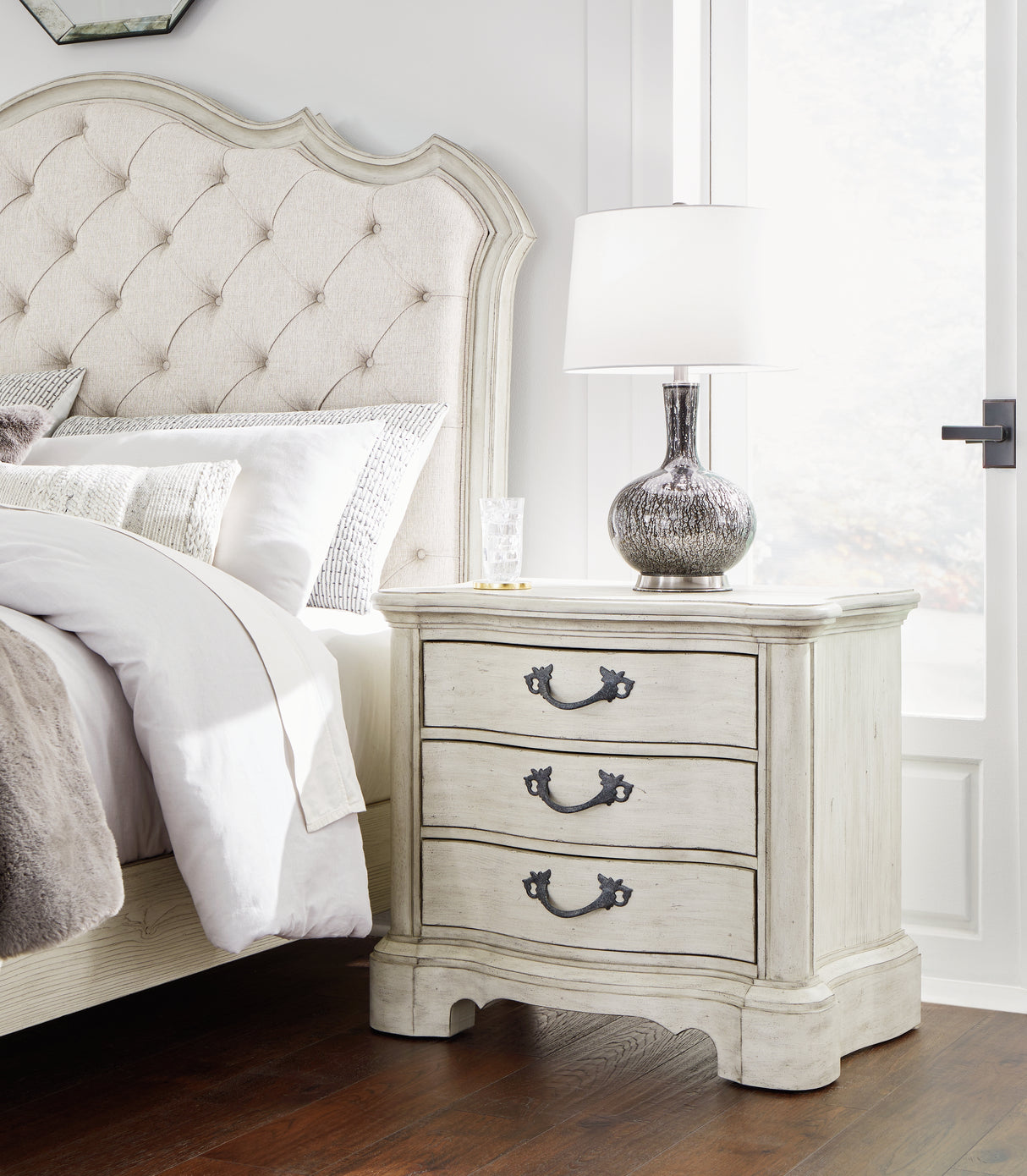 Arlendyne King Panel Bed and 2 Nightstands