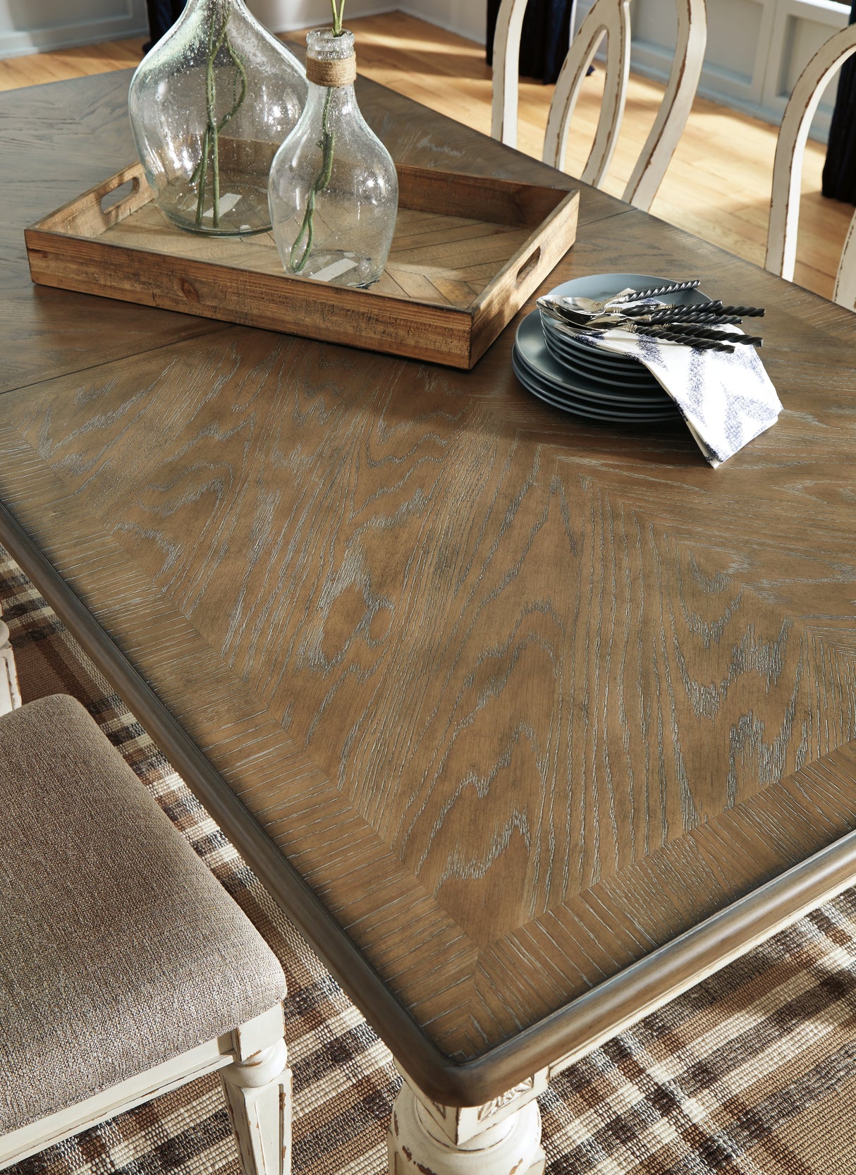 Realyn Extension Dining Table and 6 Chairs