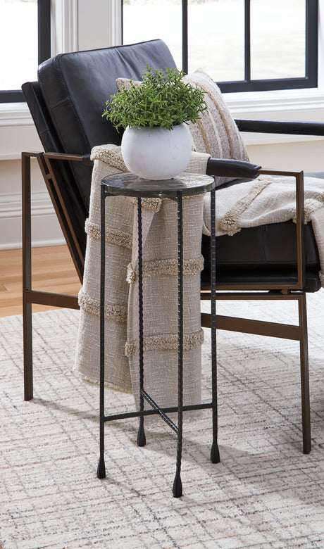 Furniture City Houma - Ashley Furniture - Newgoren Accent Table - Accent Table / Clear/Black - A4000631