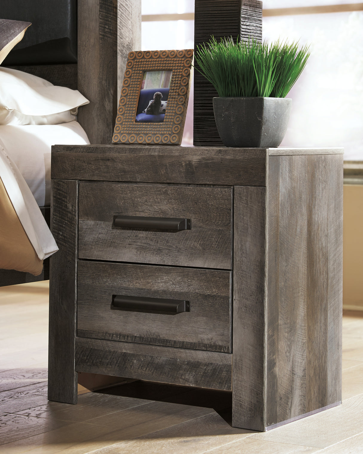 Wynnlow Queen Panel Bed