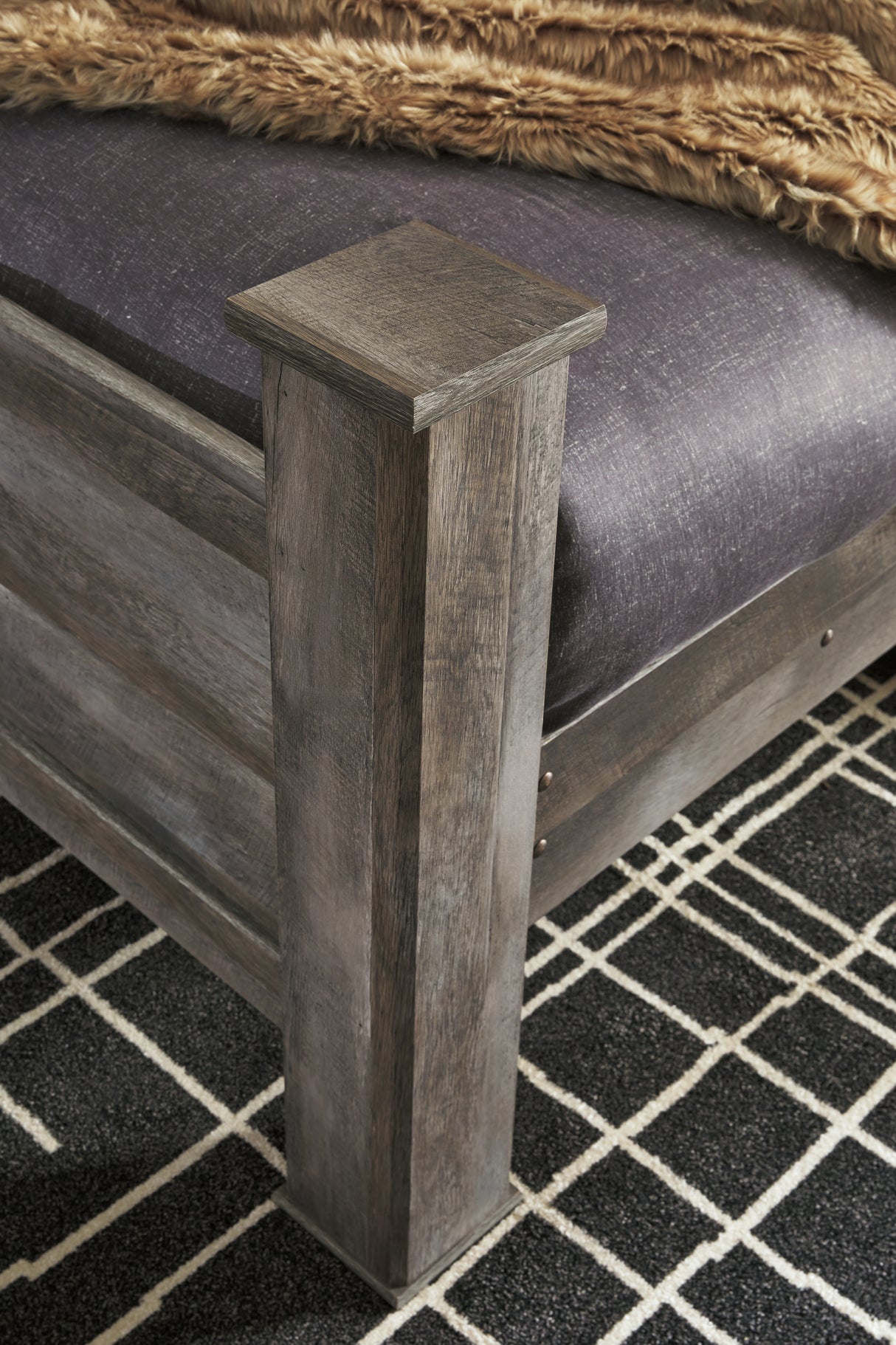 Wynnlow Queen Crossbuck Panel Bed