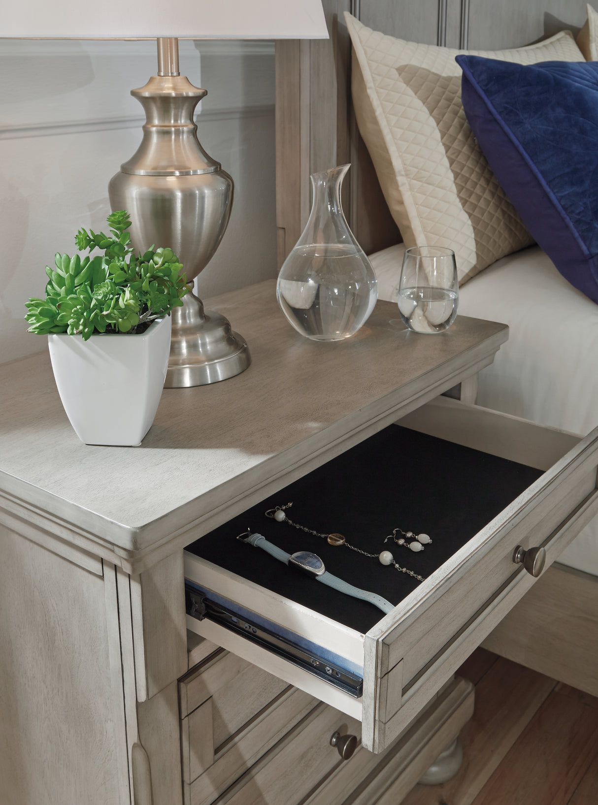 Lettner Queen Panel Bed