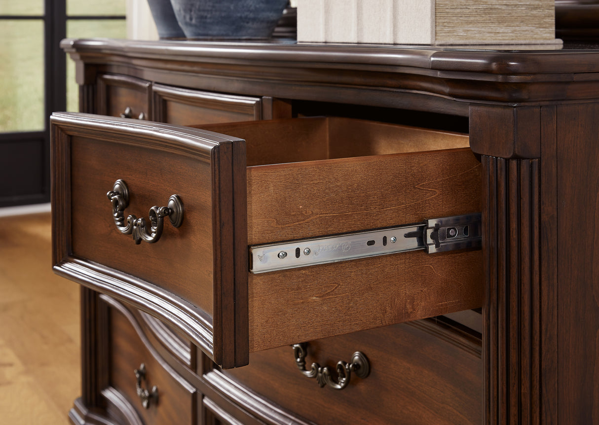 Lavinton Queen Poster Bed