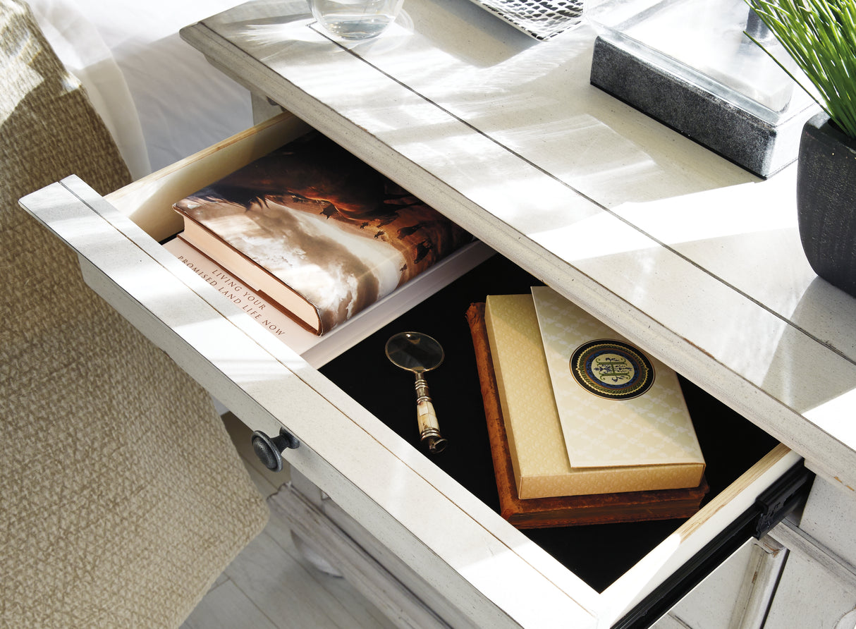 Kanwyn King Panel Bed