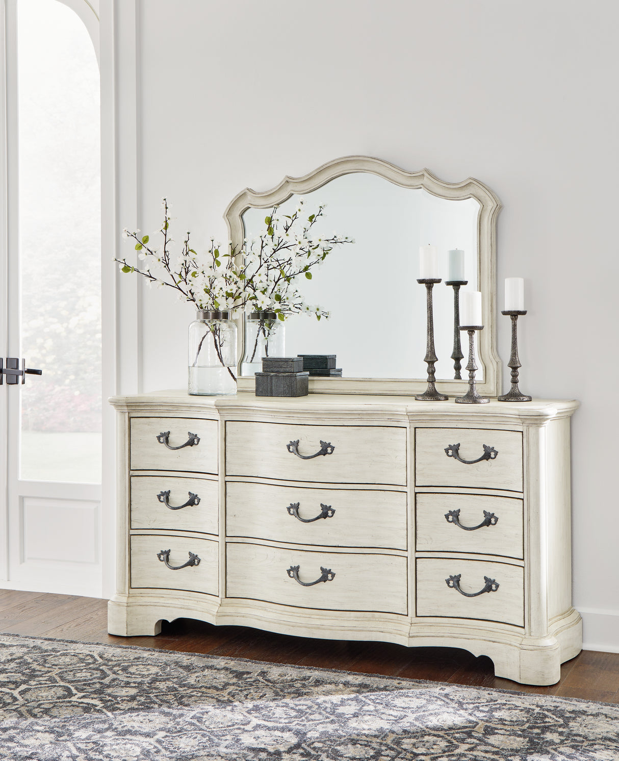 Arlendyne Queen Upholstered Bed