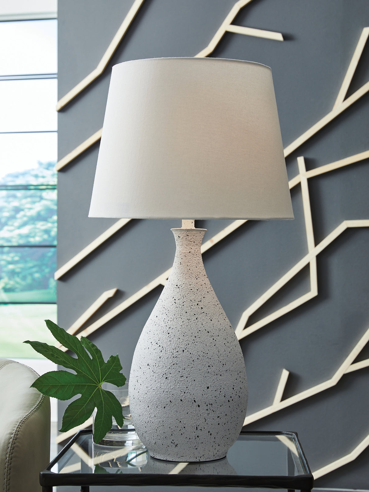 Furniture City Houma - Ashley Furniture - Wyattford Table Lamp - Metal Table Lamp (1/CN) / White/Black - L207614